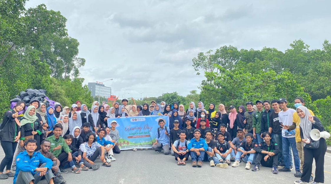 BADAN EKSEKUTIF MAHASISWA (BEM) MELAKSANAKAN PROGRAM KERJA CLEANING DAY DI BAT-BAT KOTA KENDARI, SULTRA